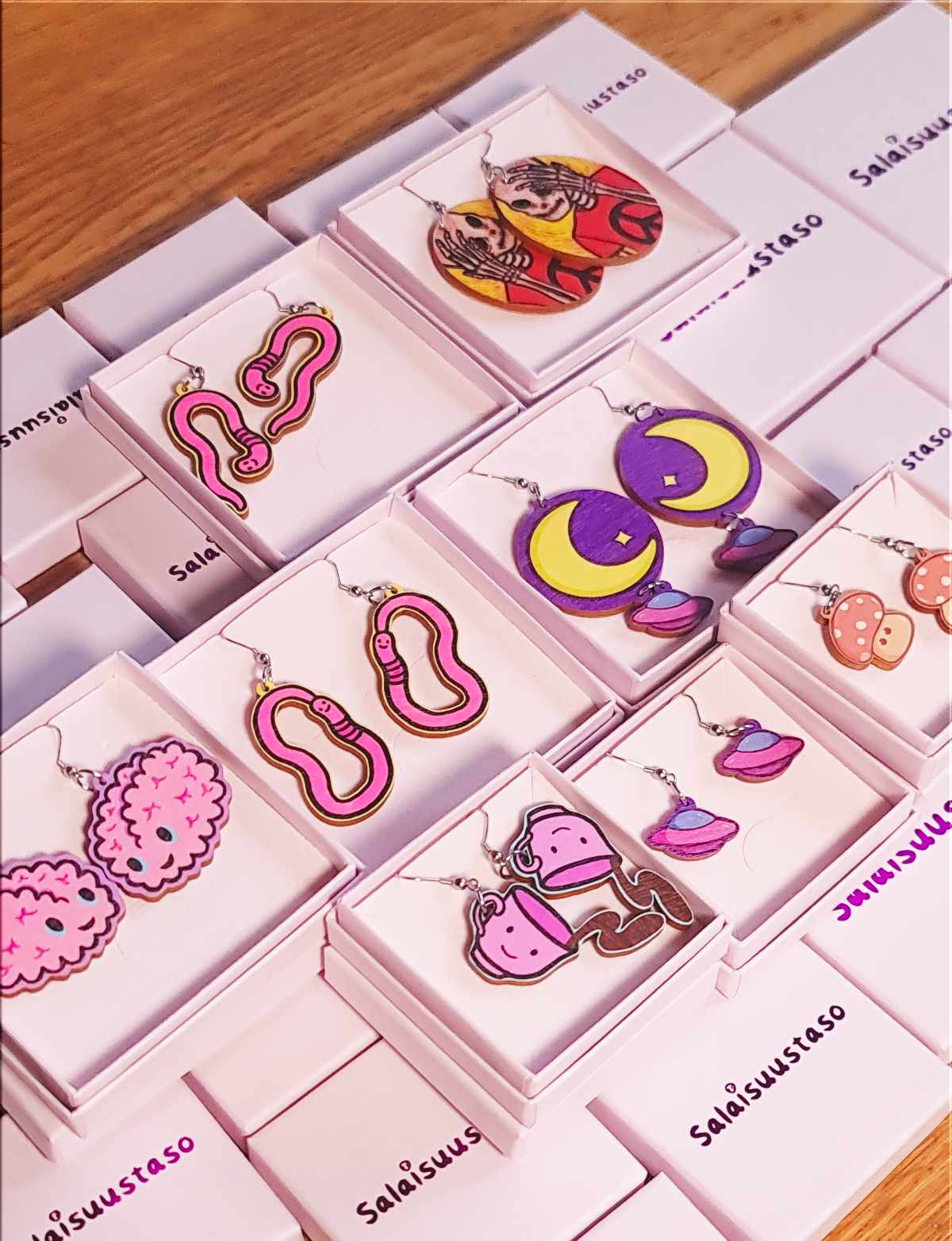 Uudet korvikset. Aivot, ufot, kuut, madot, kupit nurin ja sienet