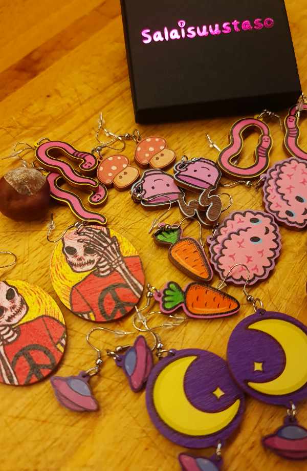 Salaisuustason korvakoruja