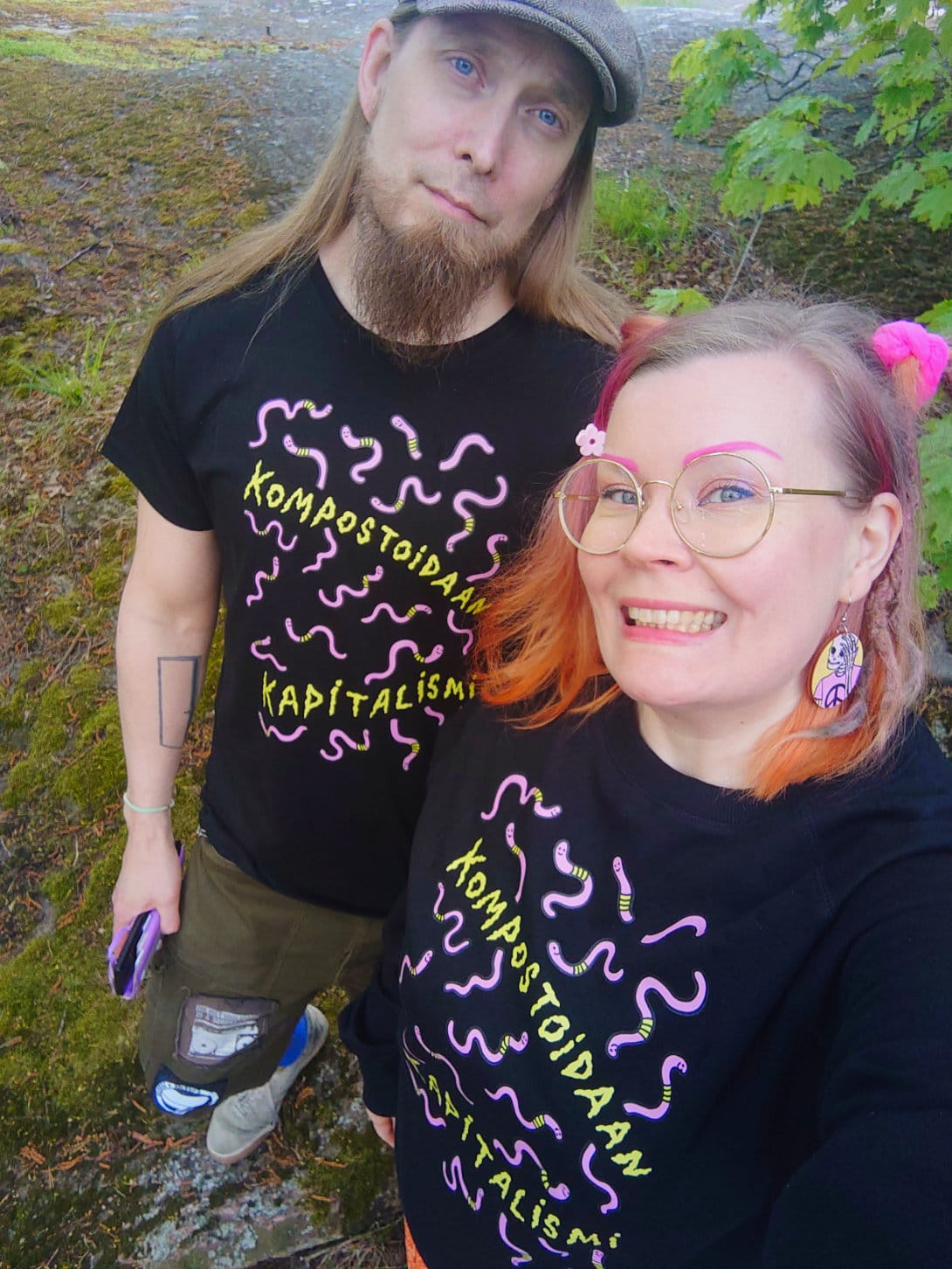 Satu ja Juha päällään Kompostoidaan kapitalismi matopaidat