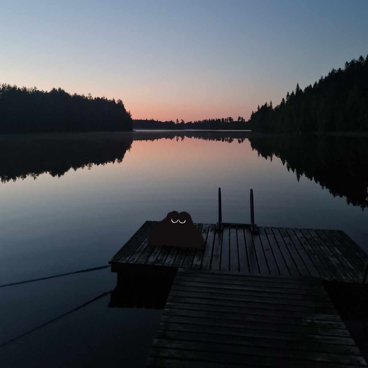 Pörrö laiturilla kesäyössä